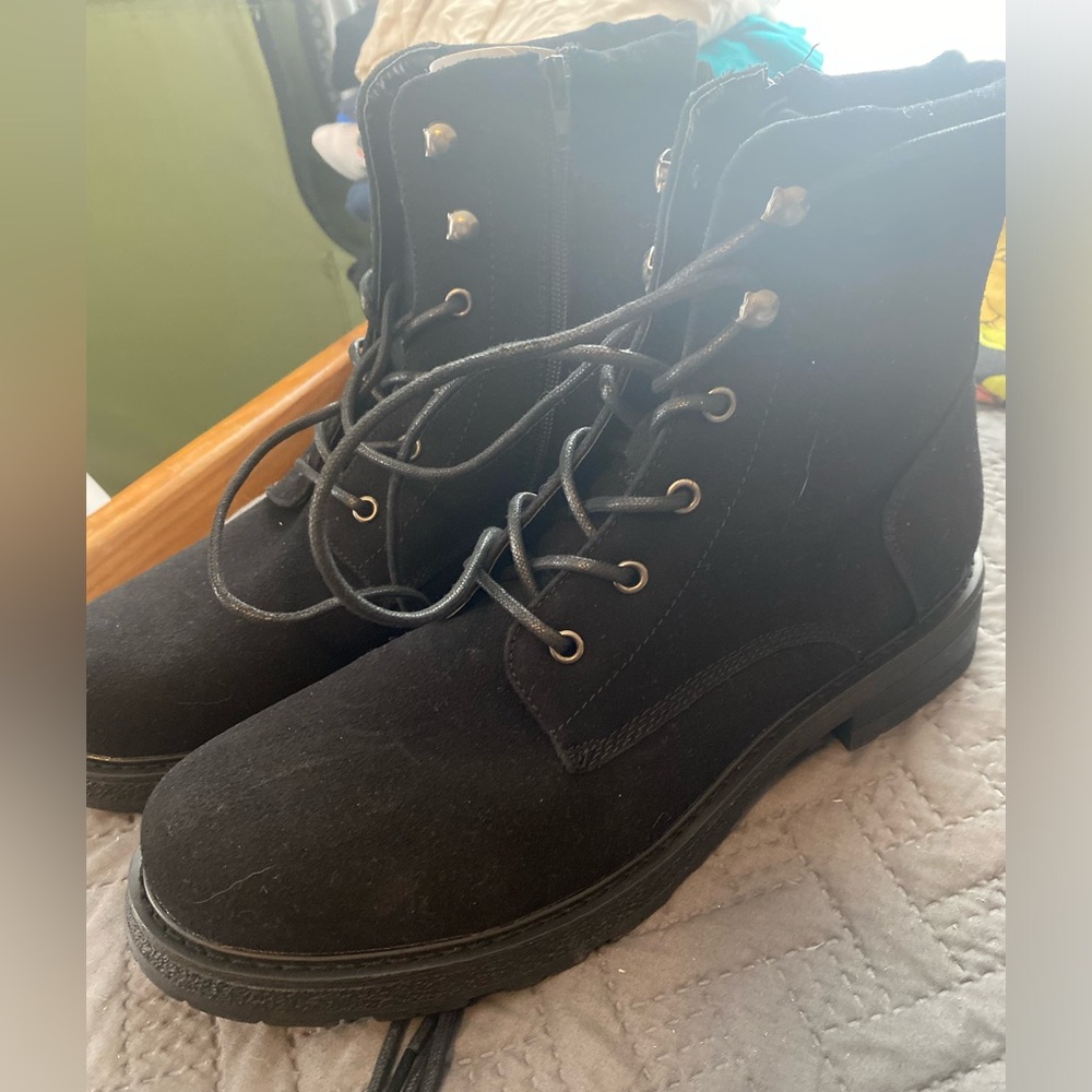 Golaiman size 11 Men’s Boots. New in box never worn.